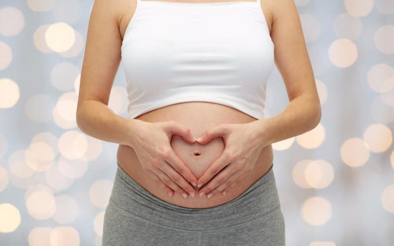 ciało po ciąży kobieta brzuch